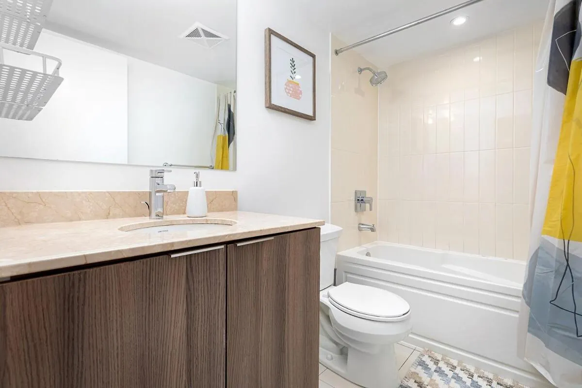 1Br With Sofa Bed That Sleeps 3 By Yorkville! Toronto Apartment